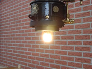 Lampe leuchtet ohne Schirm